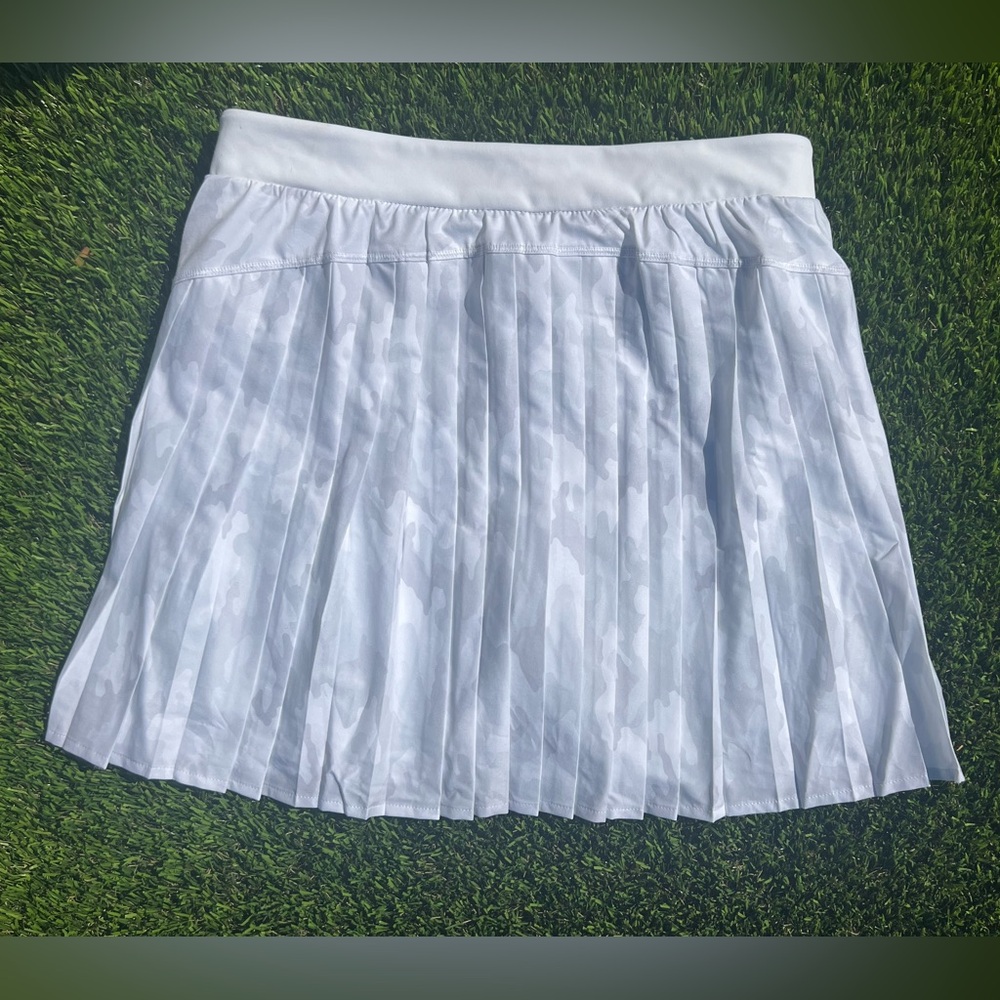 Spanx Get Moving Pleated Skirt Skort Medium NWT White Camo